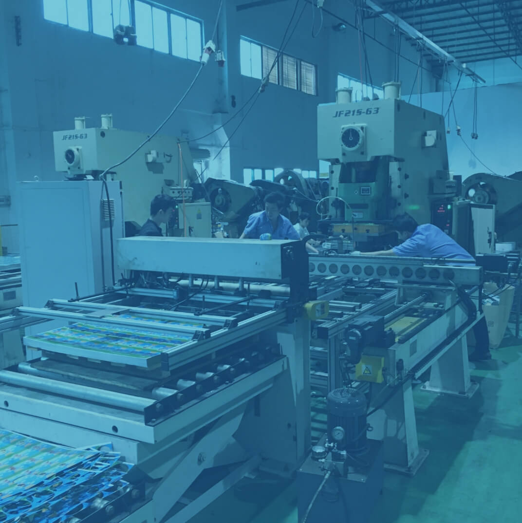 Výroba plechových obalů v našich závodech v Číně a Japonsku